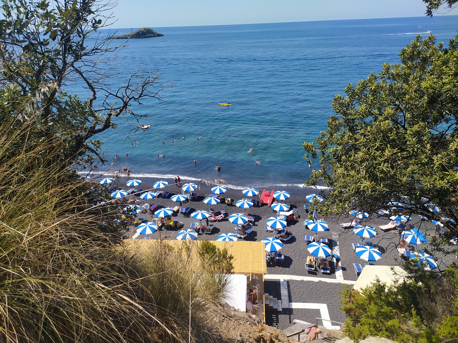 Photo de Spiaggia Nera situé dans une zone naturelle