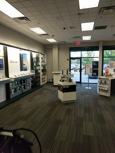 Cell Phone Store «Verizon», reviews and photos, 111 E Ogden Ave #105, Naperville, IL 60563, USA