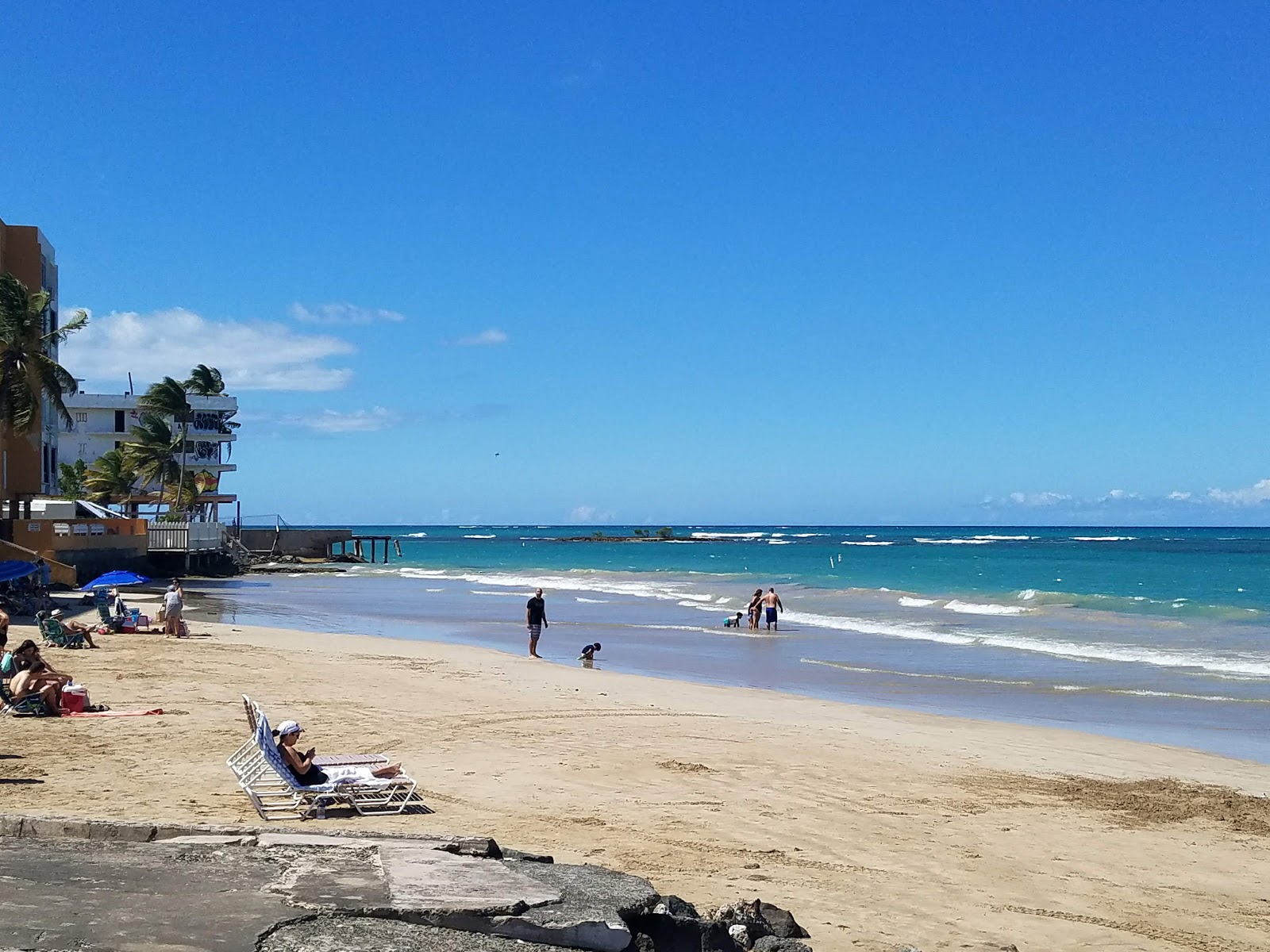 Fotografie cu Isla Verde beach cu nivelul de curățenie in medie