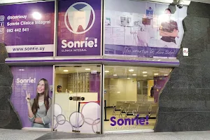 Sonrie Clínica Dental image
