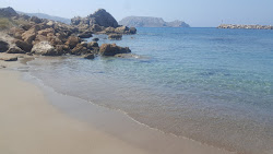 Finiki beach'in fotoğrafı küçük koy ile birlikte