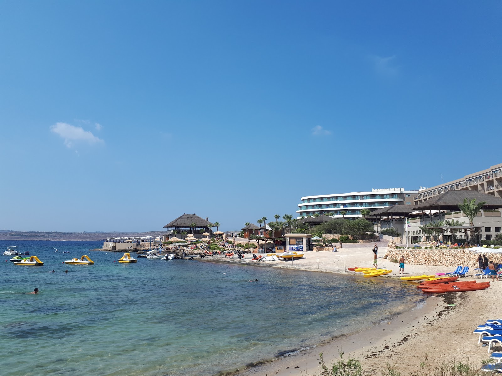 Φωτογραφία του Ramla Bay με μπεζ άμμος επιφάνεια