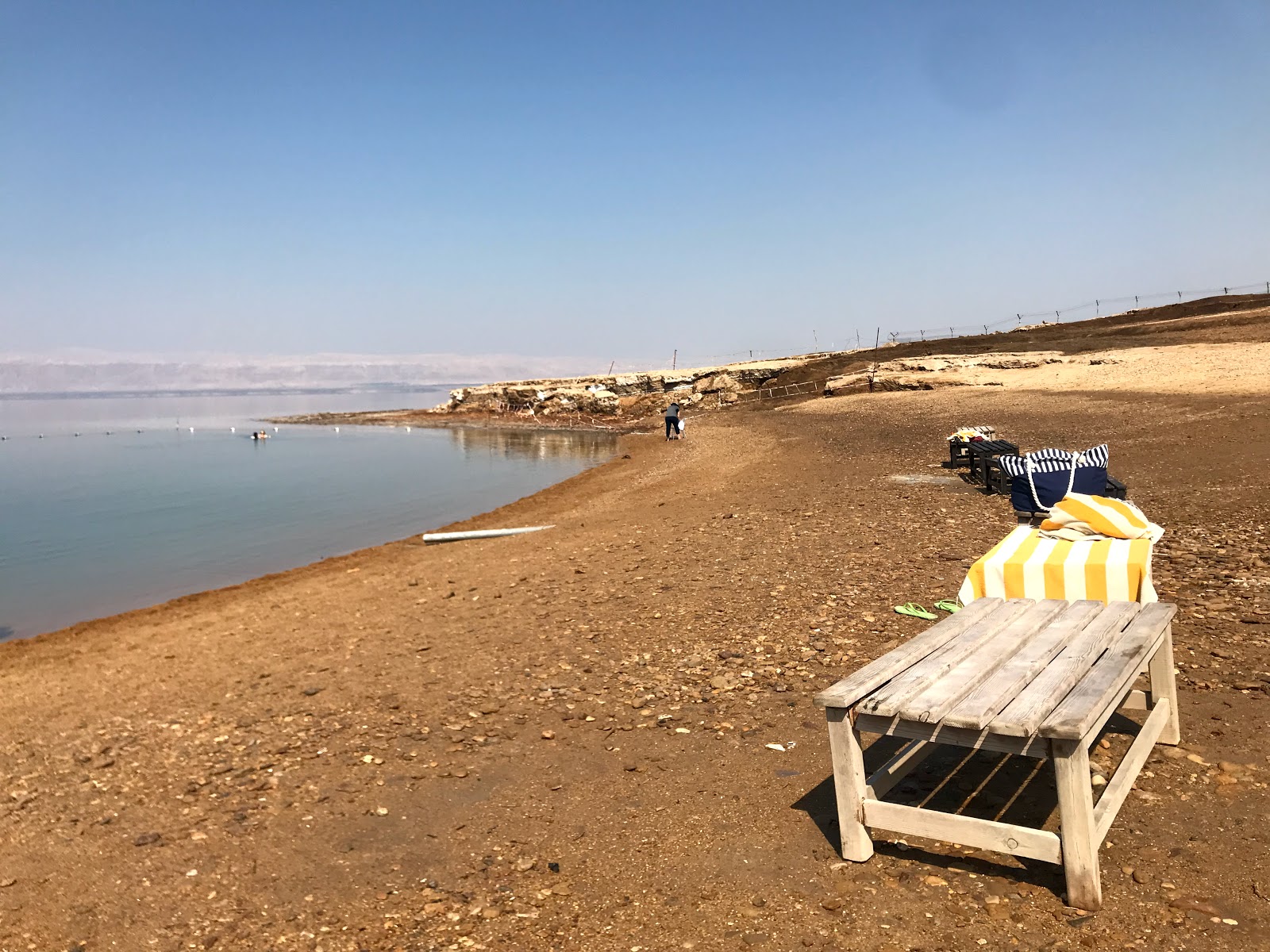 Foto av Dead Sea Beach med rymlig strand