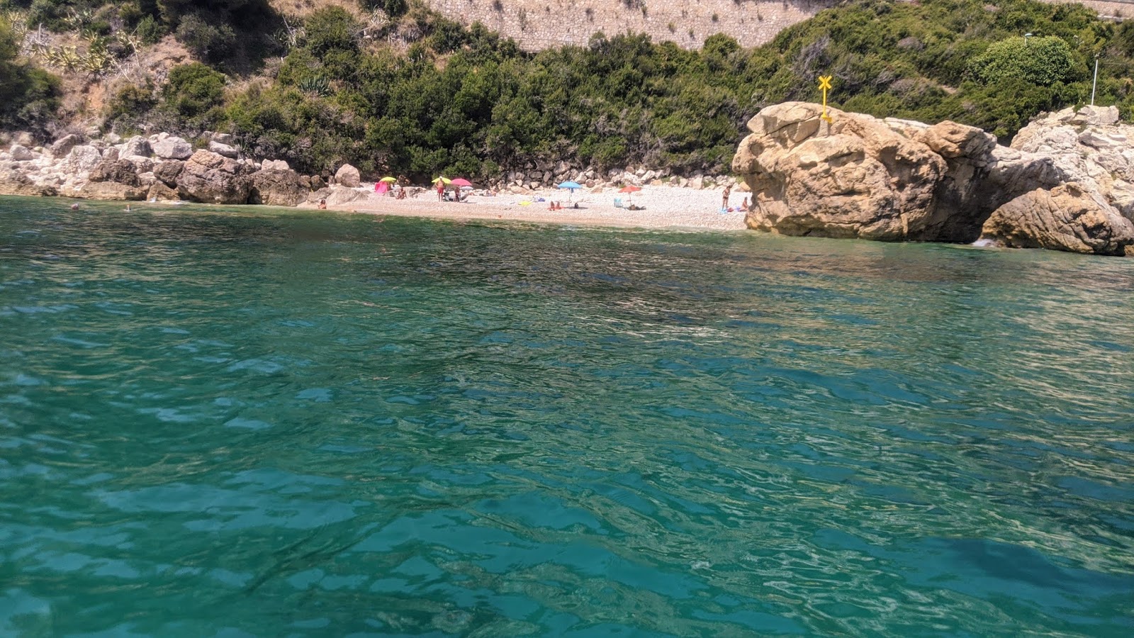Fotografie cu Plage du Rocher cu nivelul de curățenie înalt