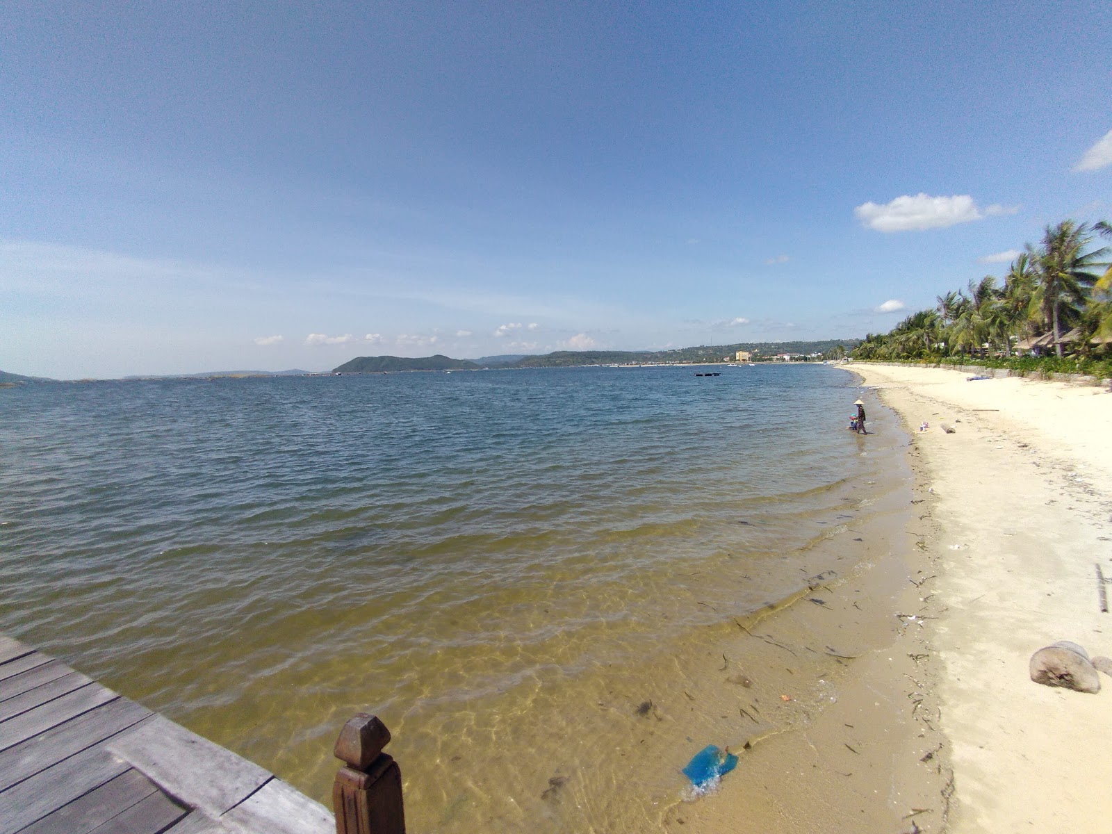 Φωτογραφία του Song Cau Beach με φωτεινή άμμος επιφάνεια