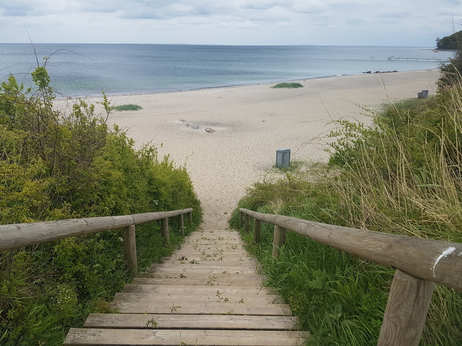 Photo de Moesgard Beach entouré de montagnes