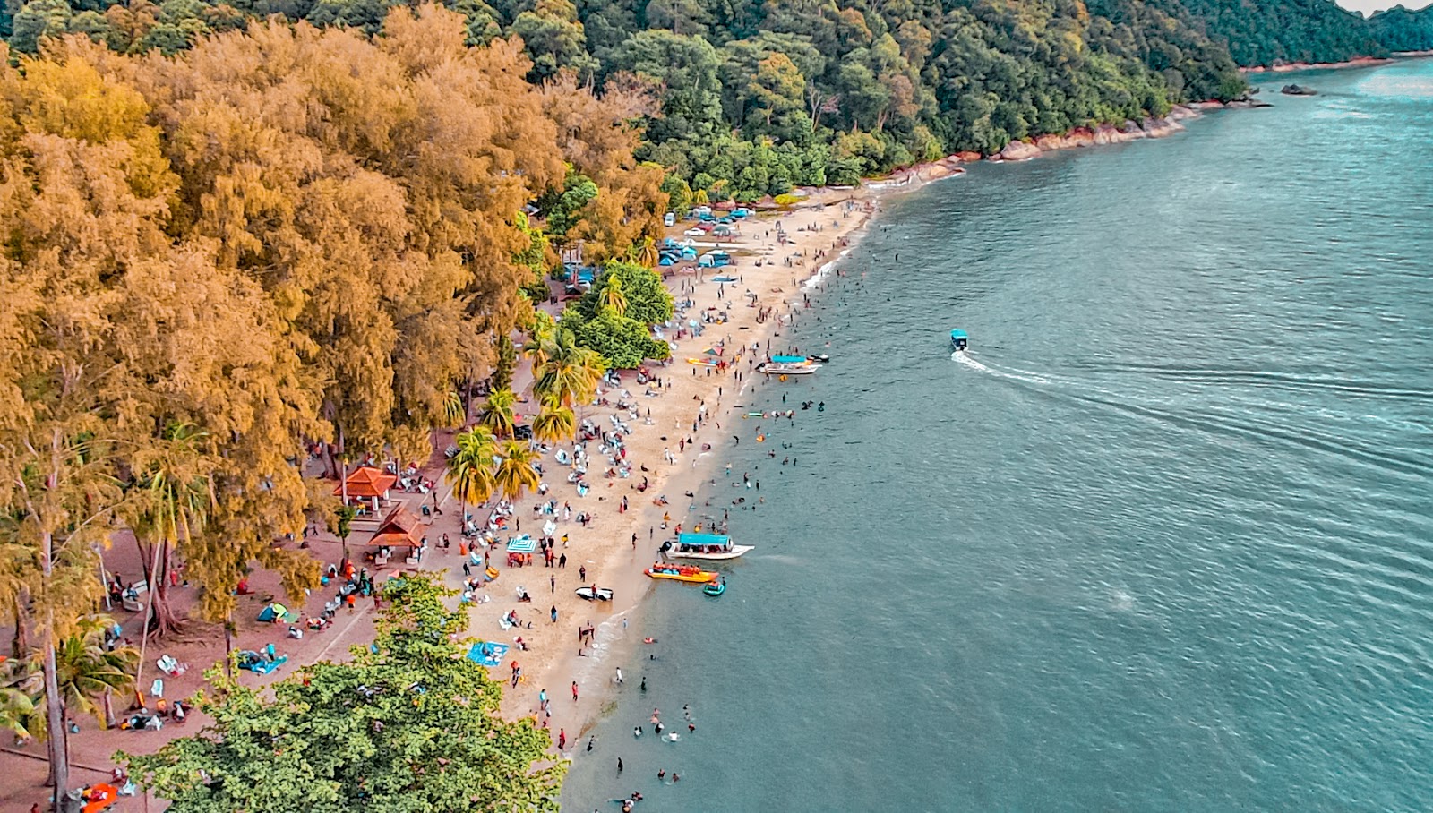 Teluk Batik Beach的照片 带有宽敞的海岸