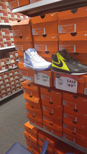 Shoe Store «Shoe Carnival», reviews and photos, 3408 S Glenstone Ave, Springfield, MO 65804, USA