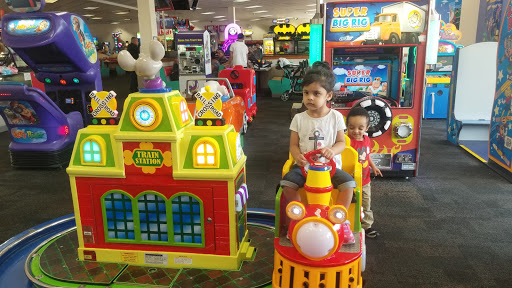 Shopping Mall «Riverpoint Center», reviews and photos, 1730 W Fullerton Ave, Chicago, IL 60614, USA