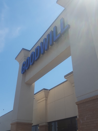 Thrift Store «Goodwill - Roseville, MN - Cleveland Avenue», reviews and photos, 2500 Cleveland Ave N, Roseville, MN 55113, USA