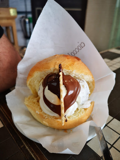 Donut shops in Milan