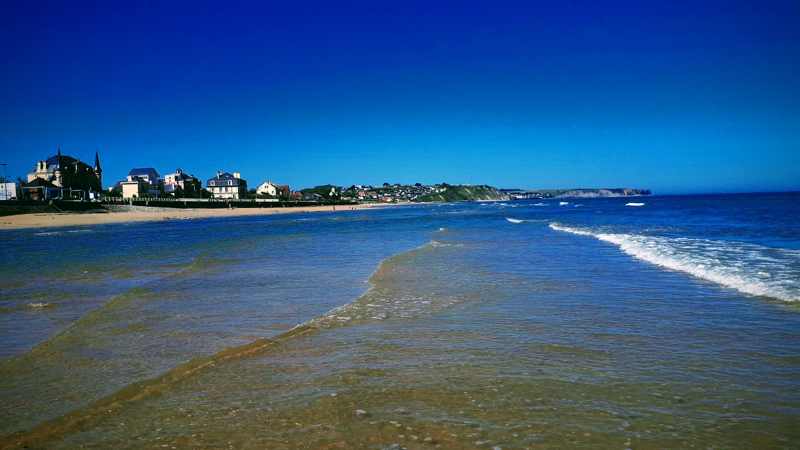 Φωτογραφία του Asnelles Beach με φωτεινή άμμος επιφάνεια