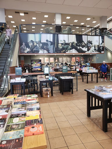 Book Store «Barnes and Noble», reviews and photos, 2500 N Mayfair Rd, Milwaukee, WI 53226, USA