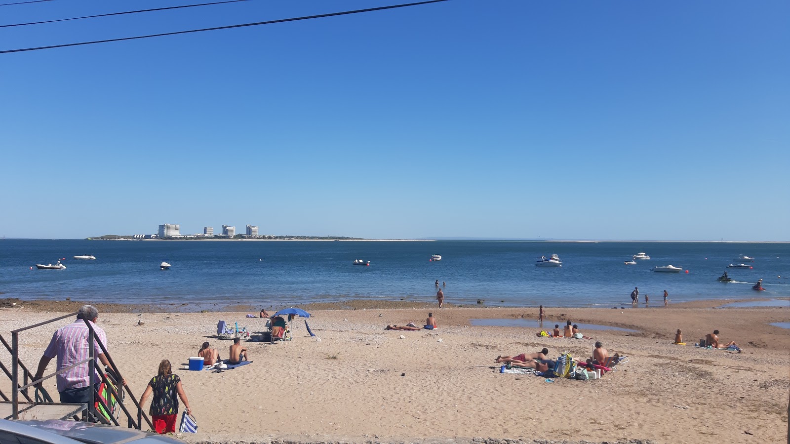 Foto von Praia da Rasca mit beiger sand & steine Oberfläche