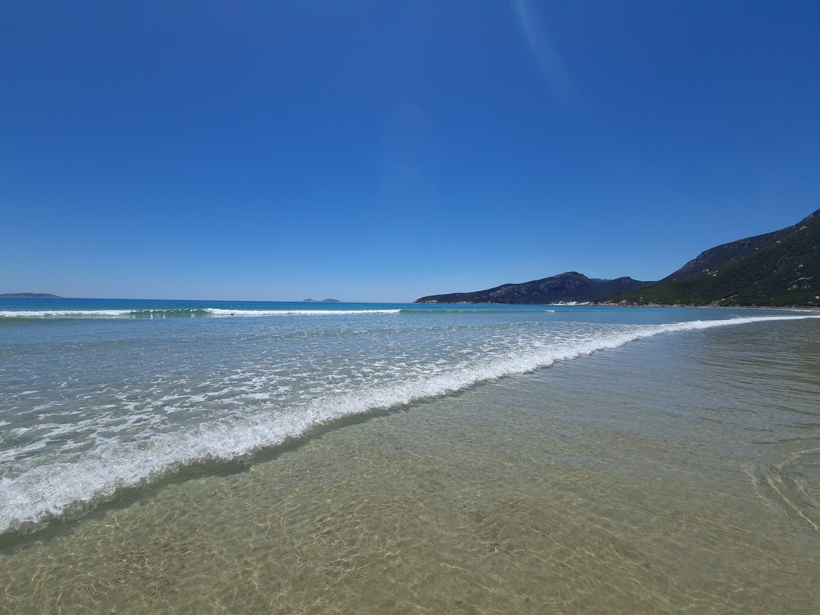 Foto von Oberon Bay Beach mit heller sand Oberfläche