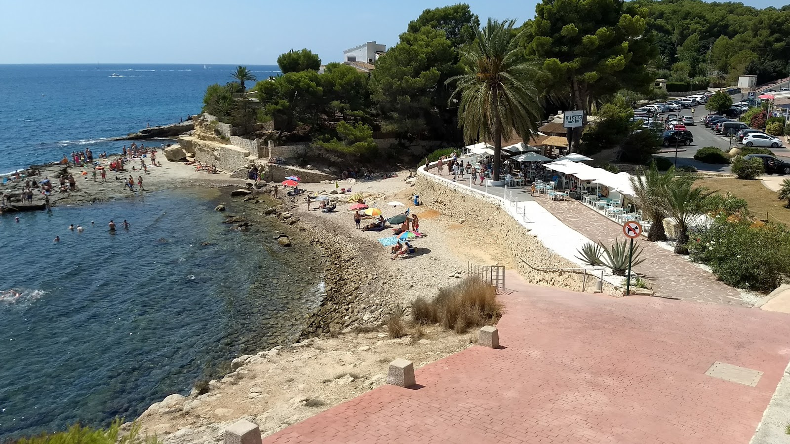 Foto di Cala l'Andrago con una superficie del ciottoli grigi