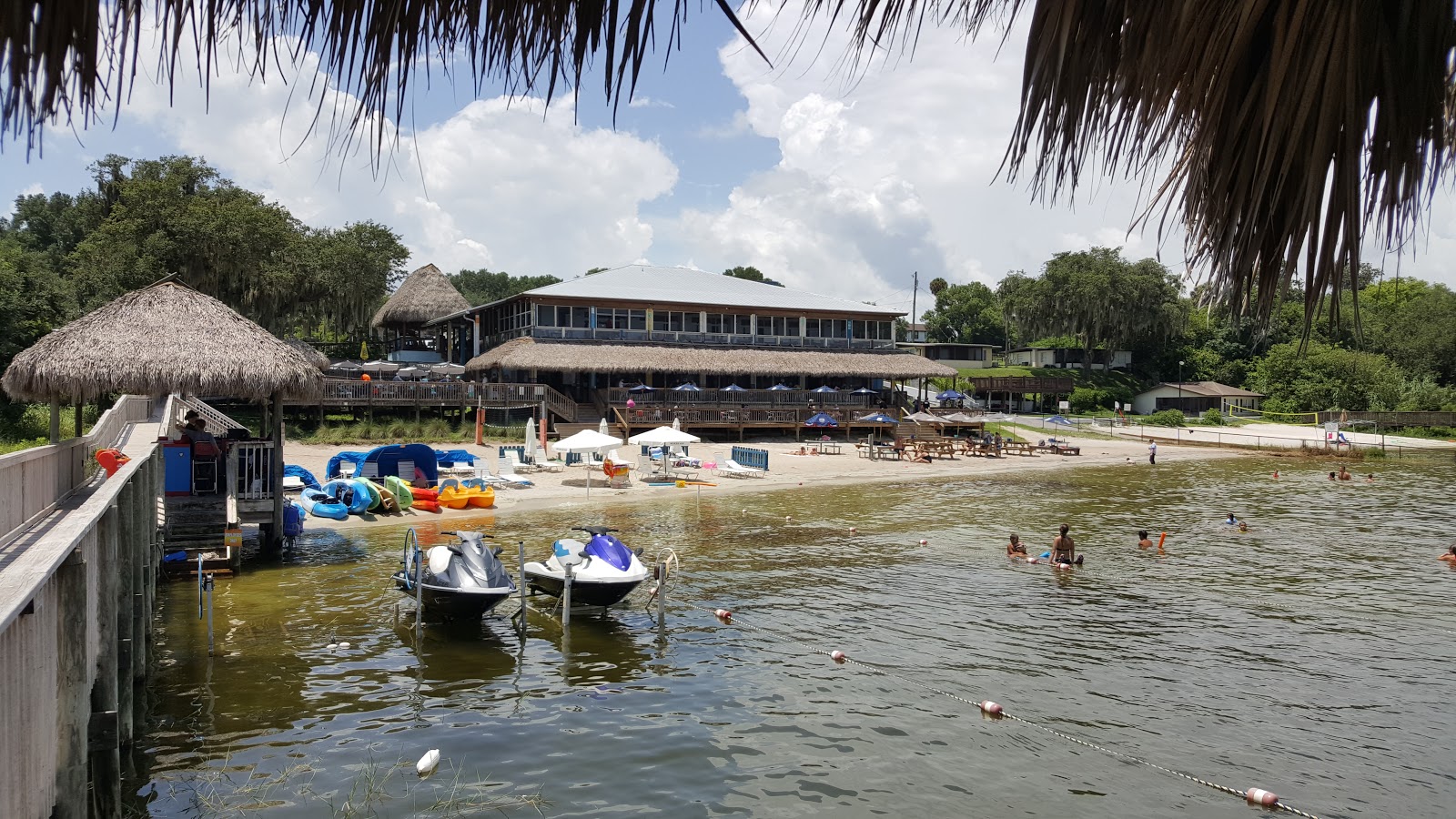 Foto von Eaton beach mit geräumiger strand