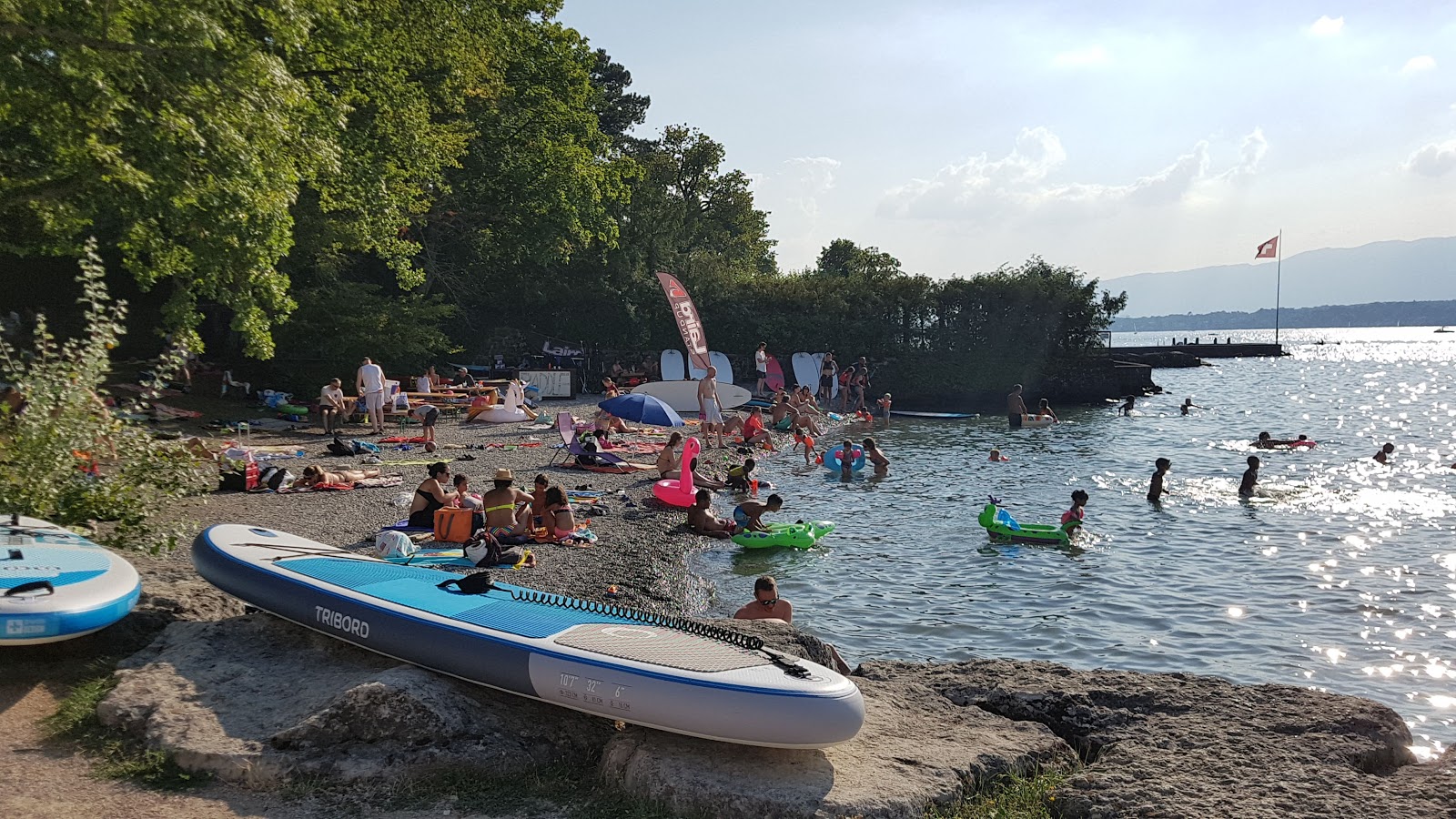Foto di Plage de la Savonniere con una superficie del piccoli ciottoli grigi