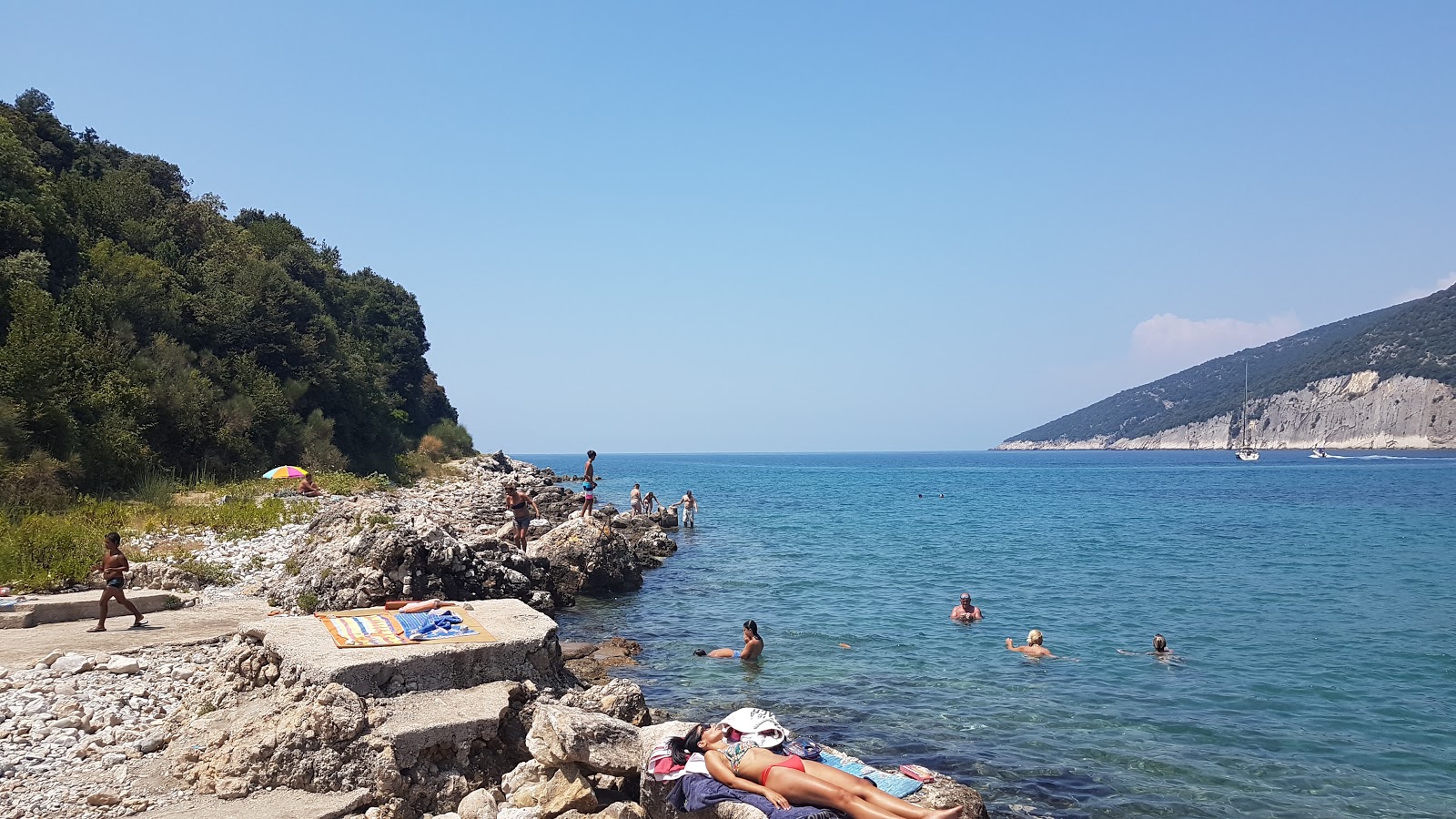 Valdanos beach'in fotoğrafı dağlarla çevrili