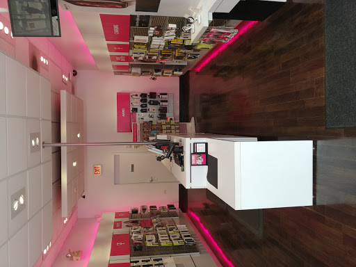 Cell Phone Store «T-Mobile», reviews and photos, 1732 Sherman Ave, Evanston, IL 60201, USA