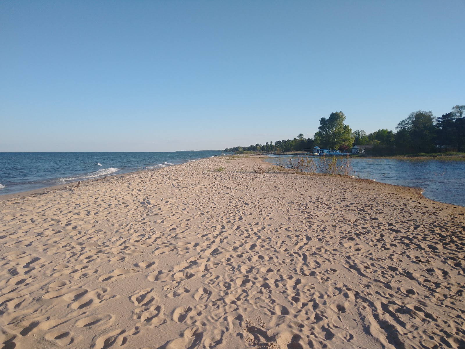 Fotografija AuSable Shoreline Park Beach z svetel pesek površino