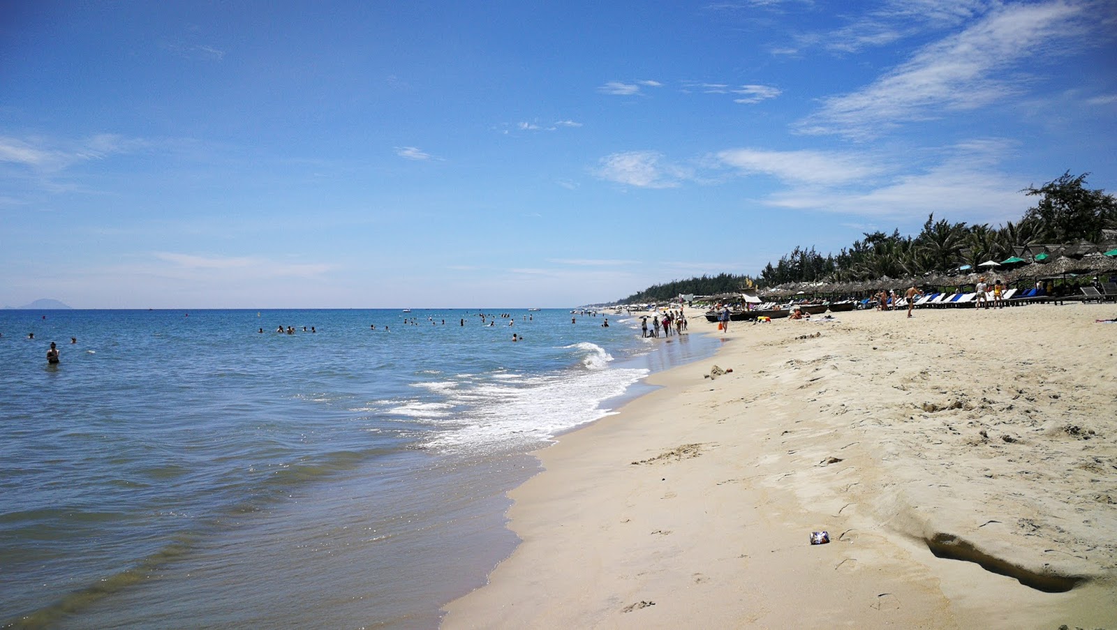 Foto de Cua Dai Beach II con agua cristalina superficie