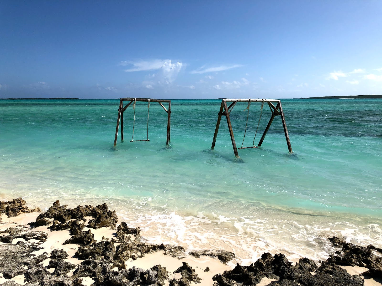Cocoplum beach的照片 带有碧绿色纯水表面