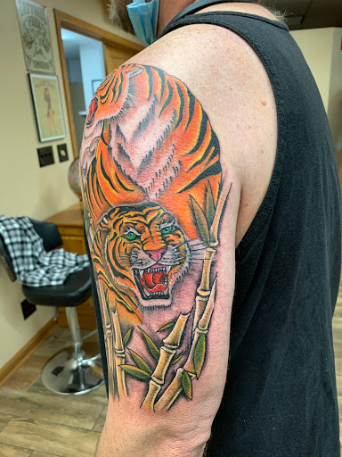 Tattoo Shop «Vanity Tattoo», reviews and photos, 28 S Western Ave, Carpentersville, IL 60110, USA