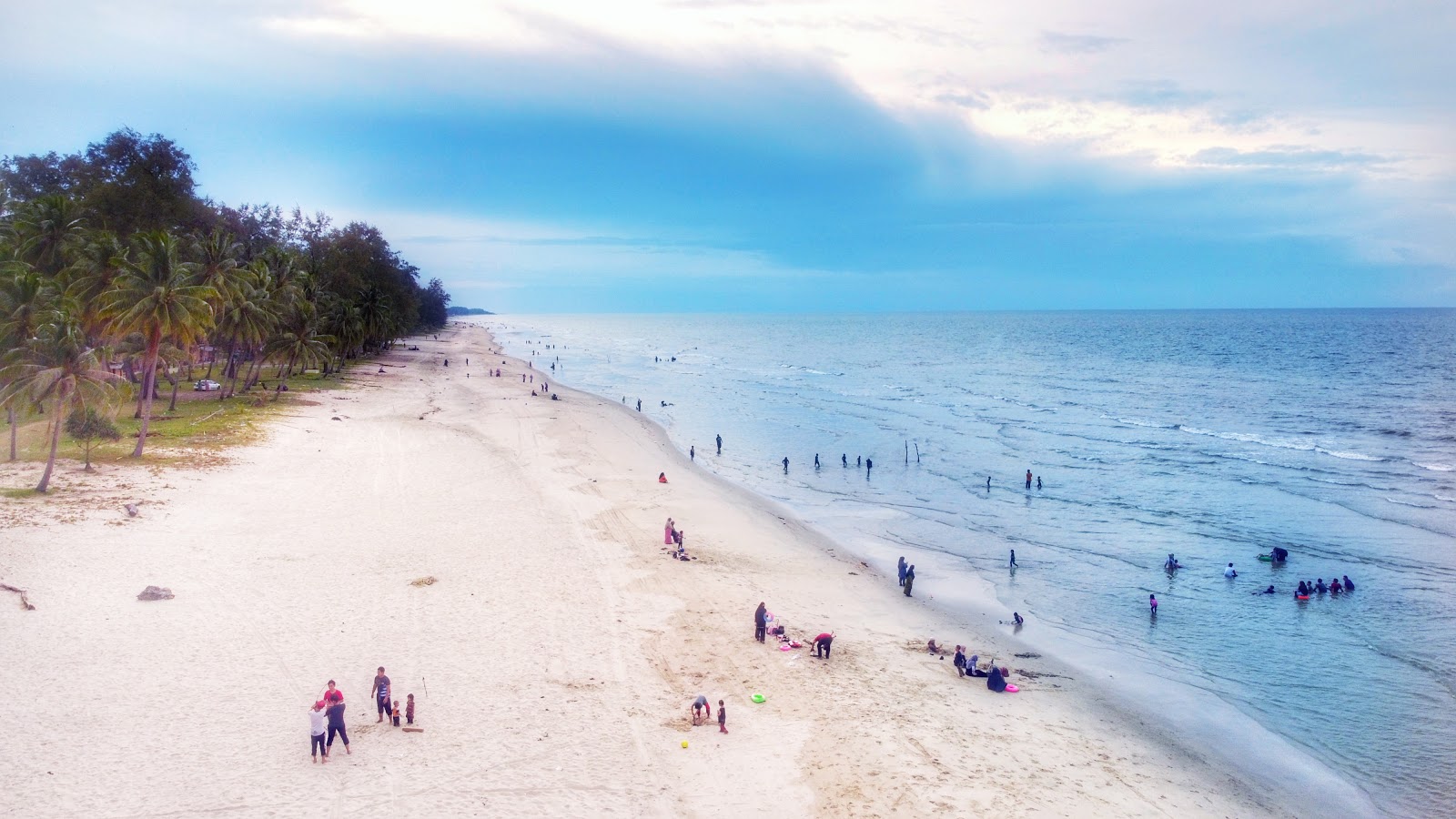 Fotografija Melawi Beach z svetel pesek površino