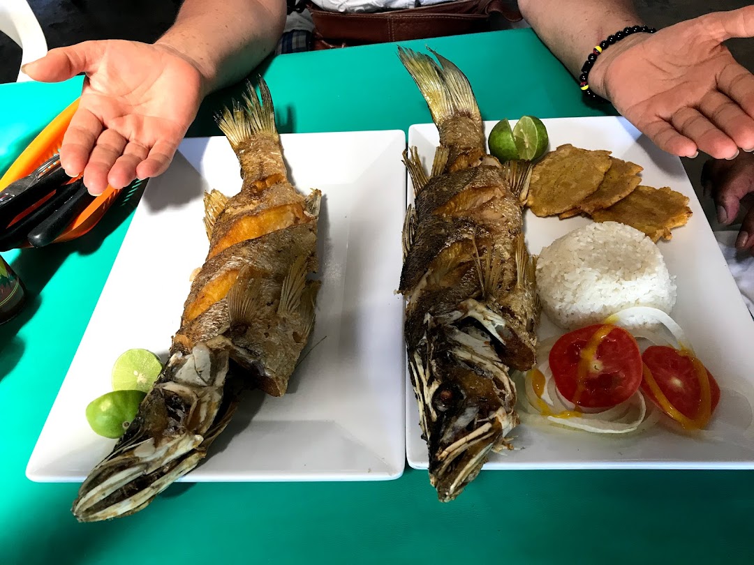 Restaurante y Parqueadero