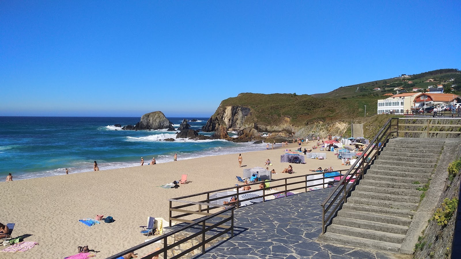 Foto di Playa de la Frouseira con una superficie del sabbia bianca fine