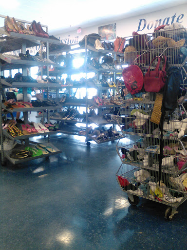 Thrift Store «Goodwill West Palm Beach/Gulfstream Super Store & Donation Center», reviews and photos