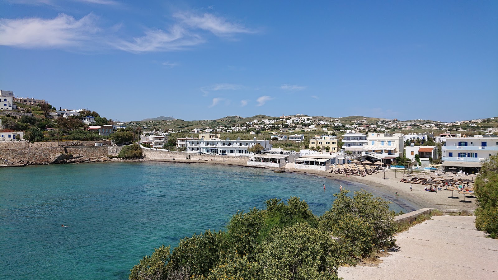 Photo of Paralia Varis with brown sand surface