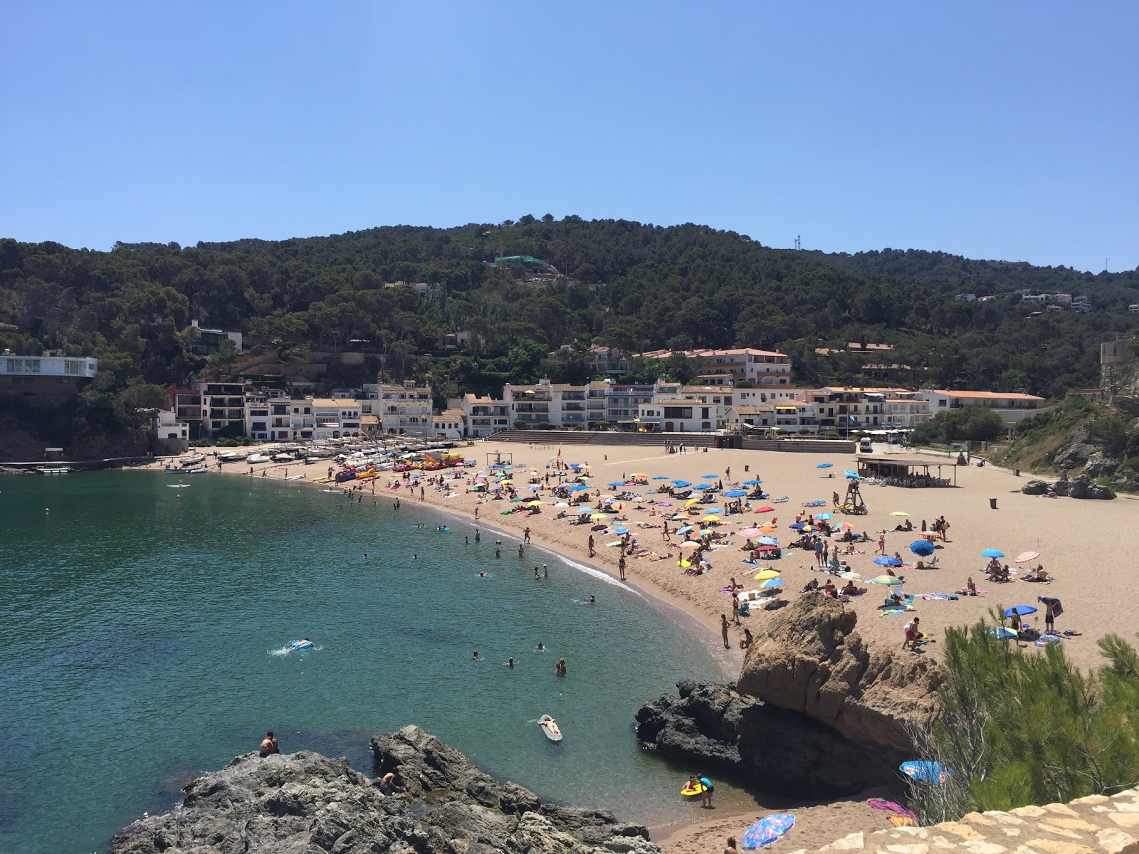 Foto van Platja de Sa Riera met helder zand oppervlakte