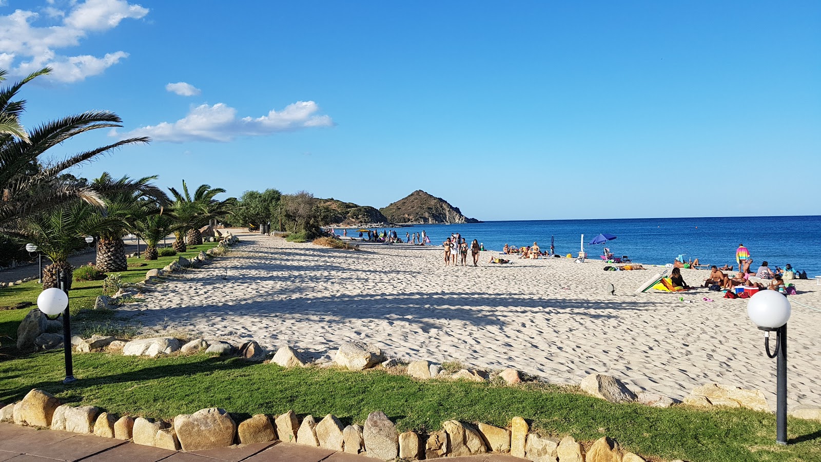 Foto de Praia de Marina di San Pietro com água cristalina superfície