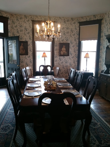 Lodge «The Farmhouse Inn», reviews and photos, 108 W Swan St, Centerville, TN 37033, USA