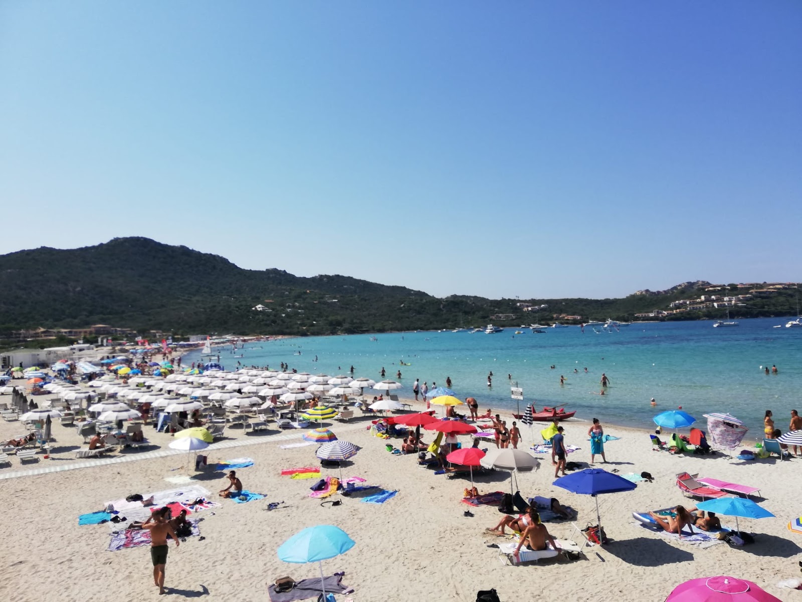 Foto von Marinella Strand mit türkisfarbenes wasser Oberfläche