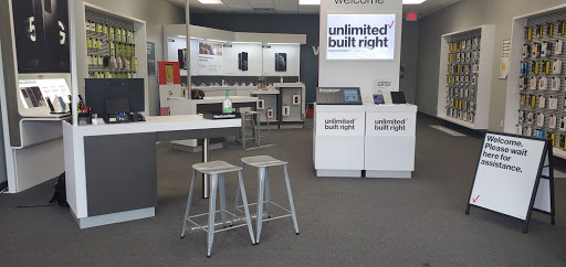 Cell Phone Store «Russell Cellular, Verizon Authorized Retailer», reviews and photos, 1095 Beltline Rd Unit 200, Collinsville, IL 62234, USA