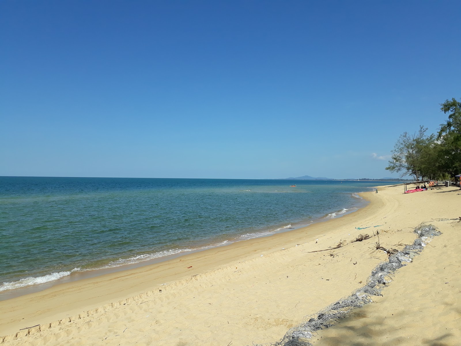 Φωτογραφία του Teluk Samilae Beach παροχές περιοχής