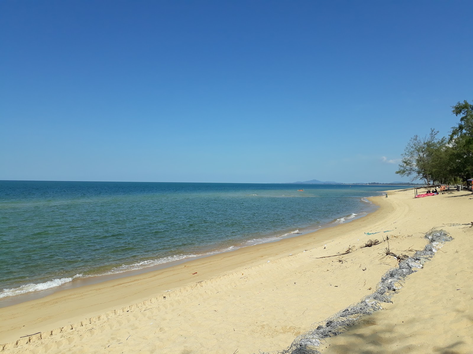 Foto von Teluk Samilae Beach und die siedlung