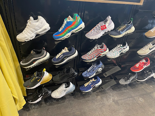 Shoe Store «Foot Locker», reviews and photos, 990 Gulfgate Center Mall, Houston, TX 77087, USA