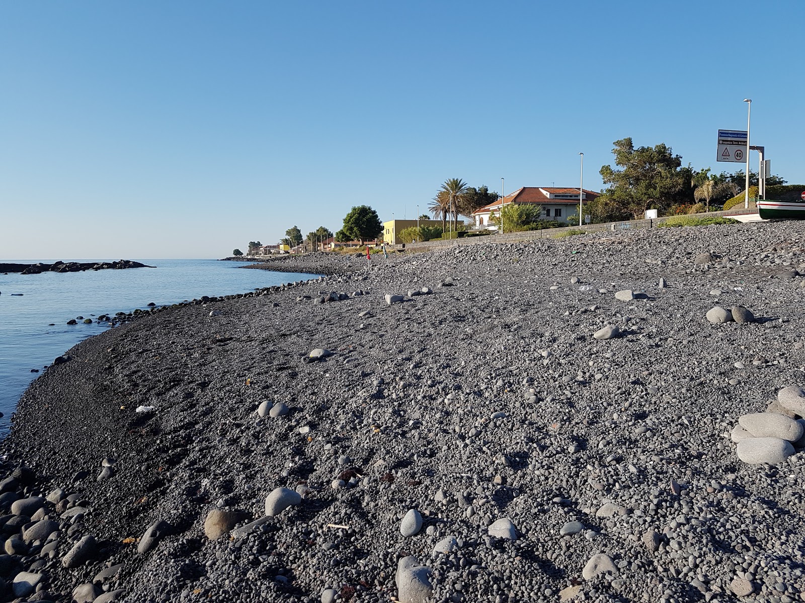 Foto av Spiaggia di Riposto med turkos rent vatten yta