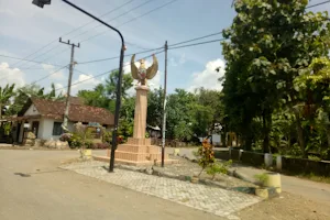 Monumen Patung Garuda Blimbing image