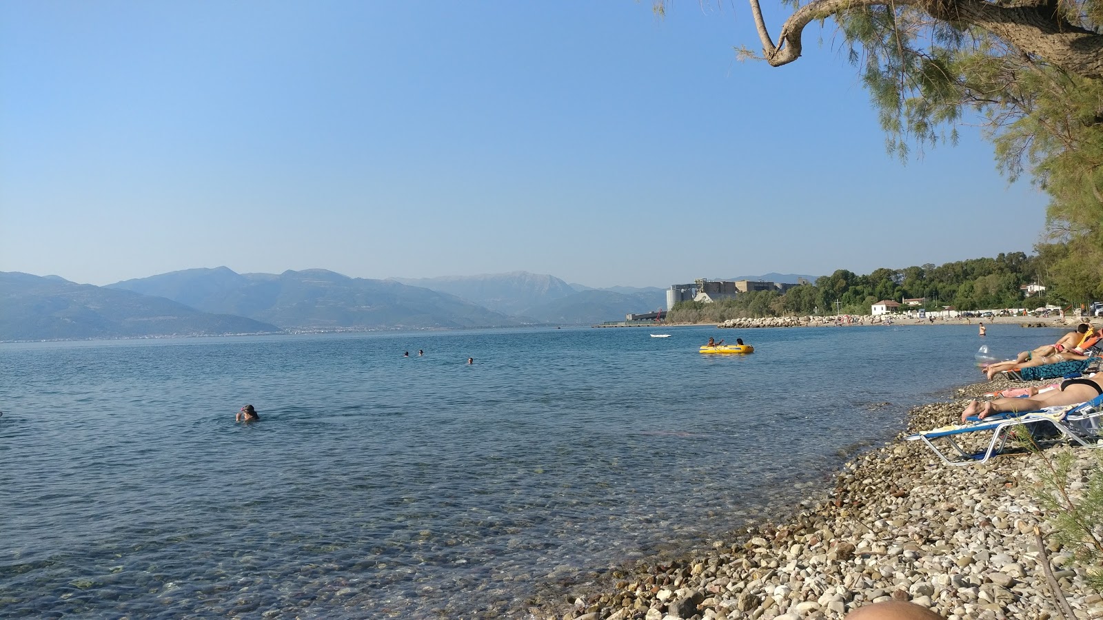 Foto af Paralia Arachovitikon med sten overflade