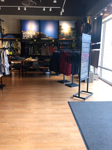 Clothing Store «Eddie Bauer Outlet», reviews and photos, 18501 Outlet Blvd #300, Chesterfield, MO 63005, USA