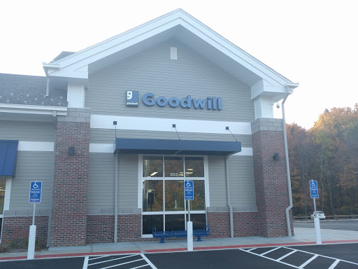 Thrift Store «Goodwill Monroe Store & Donation Station», reviews and photos, 252 Monroe Turnpike, Monroe, CT 06468, USA