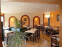 Atmosphère du Hôtel Restaurant Le Relais des Cinq Routes à Parnac - n°1