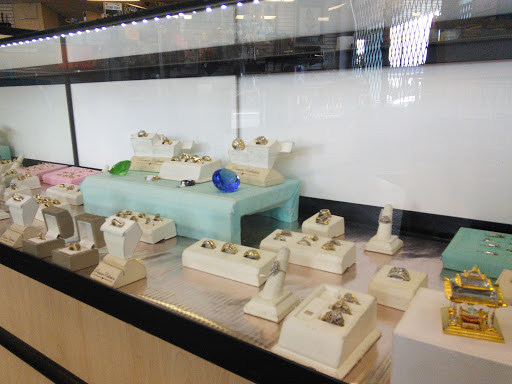 Gun Shop «V I P Pawn & Gun», reviews and photos, 2201 S Combee Rd, Lakeland, FL 33801, USA