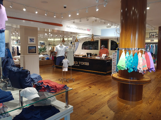 Clothing Store «Vineyard Vines», reviews and photos, 4700 Broadway St, Kansas City, MO 64112, USA