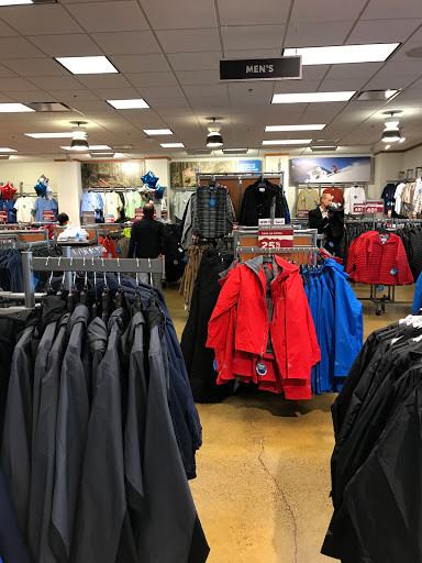 Sportswear Store «Columbia Sportswear Outlet», reviews and photos, 3 Monroe Pkwy, Lake Oswego, OR 97035, USA